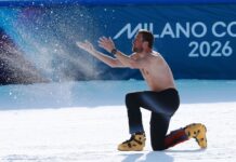 Се фрли гол во снегот откако на 41 година го одбрани златото