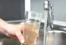 Темнокафеава вода тече од чешмите во Струга