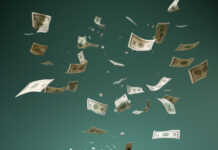 Инфлуенсер фрли 10.000 евра од балкон во Виена: Од промотивна акција до хаос и туркање на насобраната толпа/видео