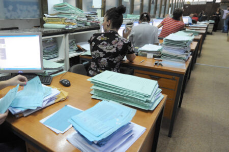 Падна договор – 11.000 административци со повисоки плати, граѓаните сонуваат подобри услуги 