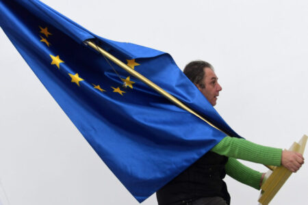 НАЈАВИТЕ ЗА ЗАБРЗАНА ИНТЕГРАЦИЈА ВО ЕУ НОСАТ ДИЛЕМИ: Може ли членството во ЕУ без право на глас да биде крај на булингот врз Македонија?