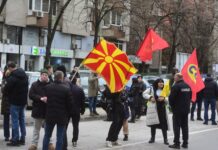 Смрзнати и гладни работниците им порачаа на пратениците – пред избори нè барате, сега нè игнорирате