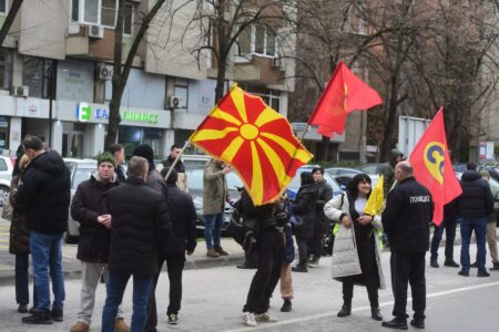 Смрзнати и гладни работниците им порачаа на пратениците – пред избори нè барате, сега нè игнорирате