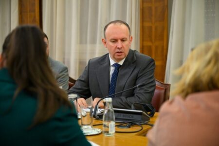 Африм Гаши за навредувањата меѓу Апасиев и Стојаноска: Не мора да се понижуваме на таков начин како пратеници