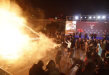 Со водени топови се растеруваат демонстрантите: Канцеларијата на Рама погодена со молотови коктели, општ хаос во Албанија