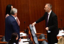 ПРАШАЊЕТО ЗА ЕКС-ВИЦЕПРЕМИЕРОТ НА СОБРАНИСКА ГОВОРНИЦА НО, НЕ ОД ОПОЗИЦИЈАТА: Кој се плаши од Артан Груби ?!