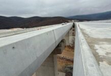 Вијадуктот од 386 метри, градежно ремек-дело на „Бехтел и Енка“, се издига над Коридорот 8