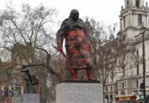 Вандализиран споменикот на Черчил во Лондон: Испишани антиизраелски графити, осомничениот е уапсен/ВИДЕО