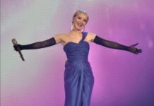 Во истиот син фустан од 1998 година и сега, во 2026 година, Данијела Мартиновиќ го испеа евровизискиот хит „Нека ми не сване“