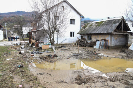 НЕИЗВЕСНОСТА ГИ ПРИТИСКА ЕВАКУИРАНИТЕ КИЧЕВСКИ СЕМЕЈСТВА: Од поплавените куќи се исфрла не само водата туку и целата покуќнина, потребни се нови кревети, душеци …