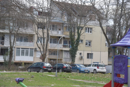 Груби под стража, соседството со потсмев: „внимавајте, има обезбедување“!