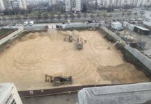 Градилиштата опасни за минувачите – оградите веднаш до улица, тротоар, па и паркинг