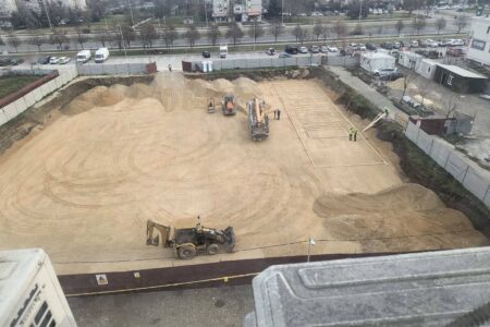 Градилиштата опасни за минувачите – оградите веднаш до улица, тротоар, па и паркинг 