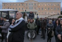 Грчките земјоделци со десетици трактори во центарот на Атина и пред грчкиот Парламент: Протестираат поради зголемените трошоци за производство