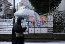 Во Јапонија започнаа предвремени парламентарни избори, актуелната премиерка Такаичи се надева на голема победа – снегот го попречува гласањето