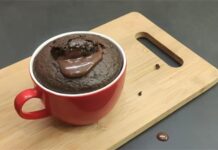 Те фаќа желба за благо среде полноќ? Само 2 минути до чоколадна лава што се прелива преку рабовите на шолјата