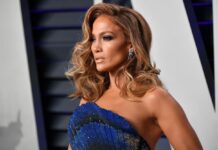 Ѕирнаа градите на Џенифер Лопез (ФОТО+ВИДЕО)