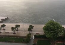 Необичен природен феномен во Солун: Морето за миг се крена за половина метар и ги преплави улиците и шеталиштата /ВИДЕО