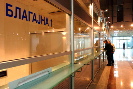 Евтините авионски летови ги паркираа автобусите