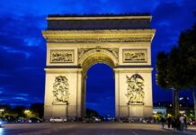 Инцидент во Париз: Маж вооружен со нож попладнево му се заканувал на полицаец во близина на Триумфалната порта