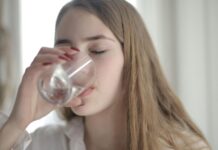 Сè повеќе луѓе ја практикуваат како здрава навика – Експертите откриваат колку е здраво да се пие топла вода наутро