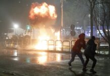 Протестите во Тирана излегоа од контрола: Демонстрантите фрлаа молотови коктели кон зградата на владата, бараат оставка од Еди Рама