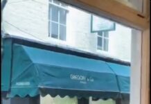 Филмски грабеж во семејна златарница во Лондон: Додека крадците го кршат излогот, вработените го спасуваат накитот/ВИДЕО