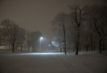 СНЕЖЕН ХАОС ВО РОМАНИЈА: Половина метар снег, црвен аларм и парализиран Букурешт