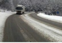 Поради врнежи од снег воведена е забрана за сообраќај на камиони на патот Гостивар – Стража – Кичево во двата правца