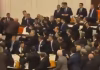 Maсовна тепачка во турскиот парламент додека министерот за правда положуваше заклетва/ВИДЕО
