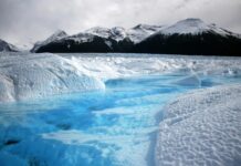 Комбе со кинески туристи пропадна низ мраз на Бајкалското езеро, осуммина загинаа