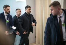 Зеленски меѓу два огна: Русите ги заоструваат преговорите, а Американците бараат референдум за изборите до 15 мај