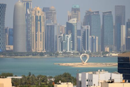 Македонци во неизвесност – се бараат безбедни коридори