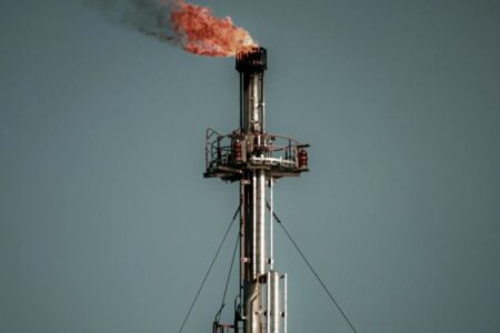 Војната на Блискиот исток ја турка нафтата кон рекорд: Следува енергетски шок и раст на инфлацијата