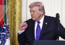 Чудна лезија на вратот на американскиот претседател поттикна прашања за неговата состојба/ФОТО