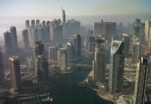 На врвот на туристичката сезона: Дубаи се трансформира во „град на духови“