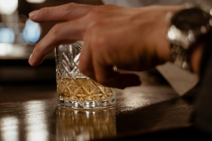 alkohol opsta pexels-mart-production-9566218