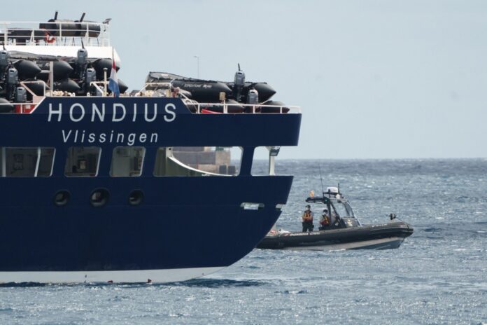 Final MV Hondius passengers await disembarkation after hantavirus outbreak