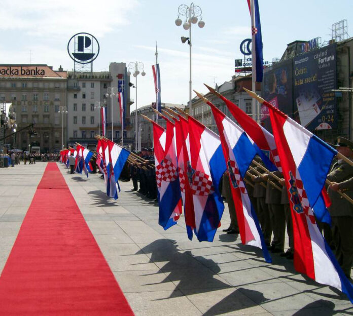 Croatian_Flags_during_the_Statehood_Day_(2007)