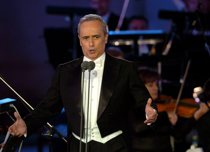 MACEDONIA/Jose Carreras sings at the opening at the Ohrid summer festival