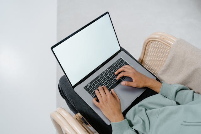 lap top kompjuter pexels-mart-production-8217280