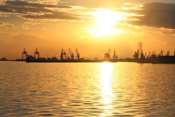 nafta april26 pexels-dimi-6738435