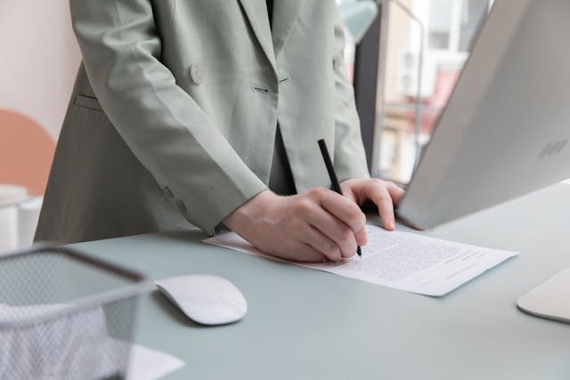pecat falc diploma pexels-gabby-k-5273662