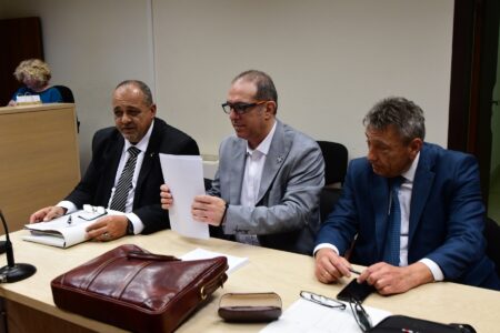 Стан од фирма на Ѓаволот, средби со Стафа во судиската канцеларија, судски одлуки и тефтер со изброени пари