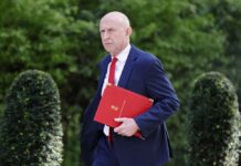 Британскиот министер за одбрана поднесе оставка, го обвини Стармер дека ја загрозува безбедноста на Британија