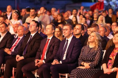 Мицкоски упати сериозни критики кон соработниците – фотелјата не смее да биде помила од народот: Опомена до функционерите: Ако сте уморни, заминете!