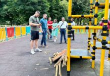 Група млади лица го искршија детското игралиште „Патрик“