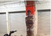 Мексиканскиот Бетмен врзува крадци на моторцикли за столбови и им црта мустаќи