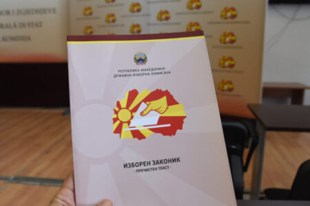 ИЗМЕНИТЕ ВО ИЗБОРНОТО ЗАКОНОДАВСТВО БЕЗ МЕЃУПАРТИСКИ КОНСЕНЗУС: Изборниот законик тргна во процедура, го чекаат две блокади