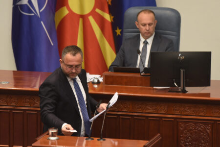 Апасиев го обвини Тошковски за партизација, министерот возврати дека опозицијата сака да го закочи расчистувањето со криминалот